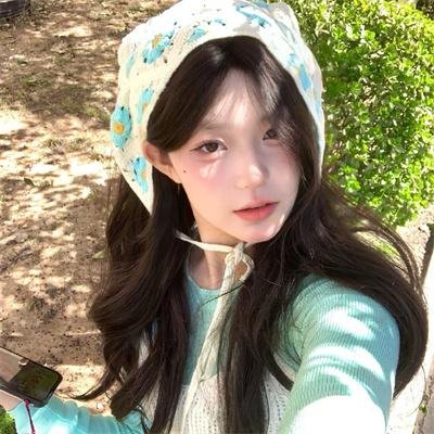 给小酒馆女子喝高杯酒